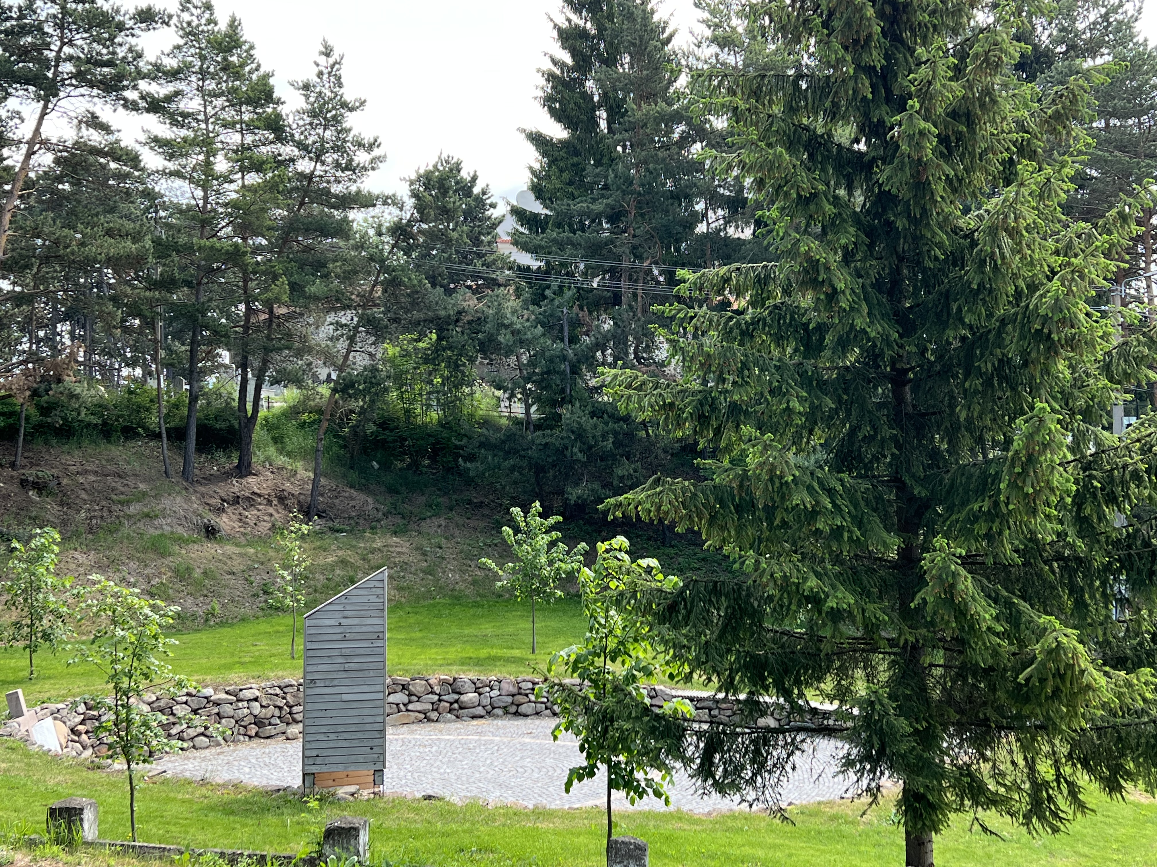 Parc memorial și clopotniță – Cârța