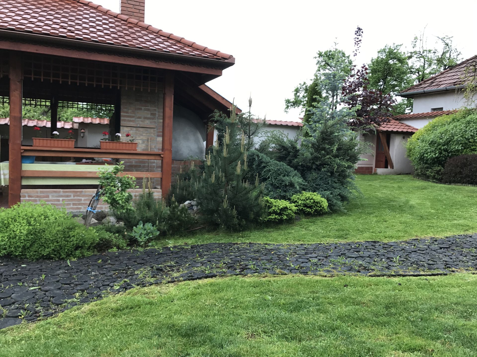 Grădină privată proiectată la comandă – Zetea